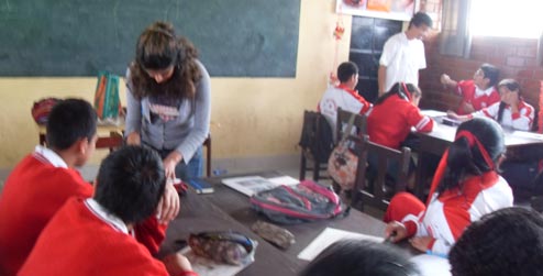 ICS Empower volunteer with English class in Peru