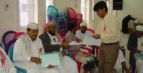Cooperante antiguo Irfan Akhtar con lideres religiosas 