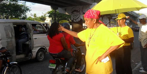 Elderly woman campaigning on streets of Santo Domingo