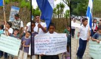 The Nahuaterique community demonstrating to government authorities