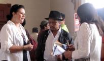 Carmen Medina talking to two visitors