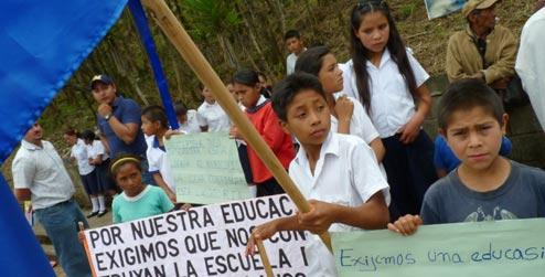 Children in Nahuaterique with placards calling for better education