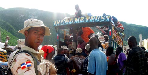 Una “Machin Mon” – Carro de Montaña –  transporta personas al Mercado de Malpaso