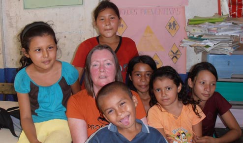 Sarah Sandon with kids of El Tamarindo