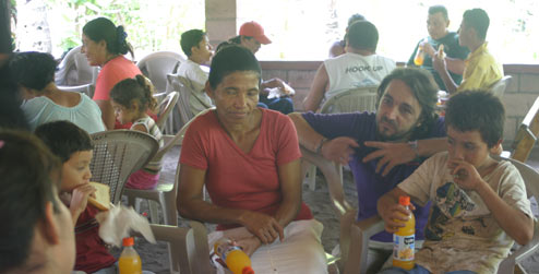 Cooperante Marcos Cerra con participantes de un taller en El Salvador