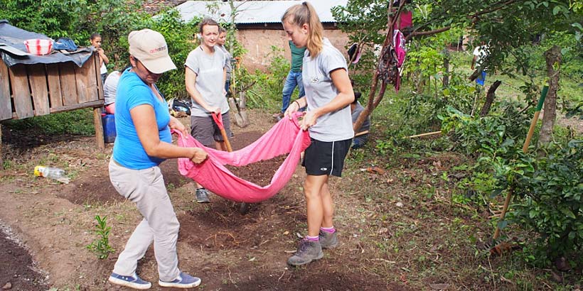 Formación con los/as beneficiarios/as de las eco-estufas 