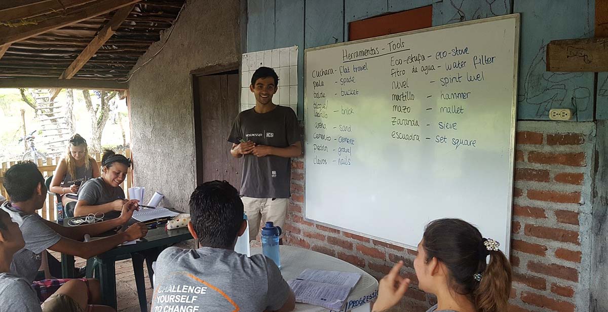 Clases de Inglés a voluntarios nacionales, impartida por Jamil 