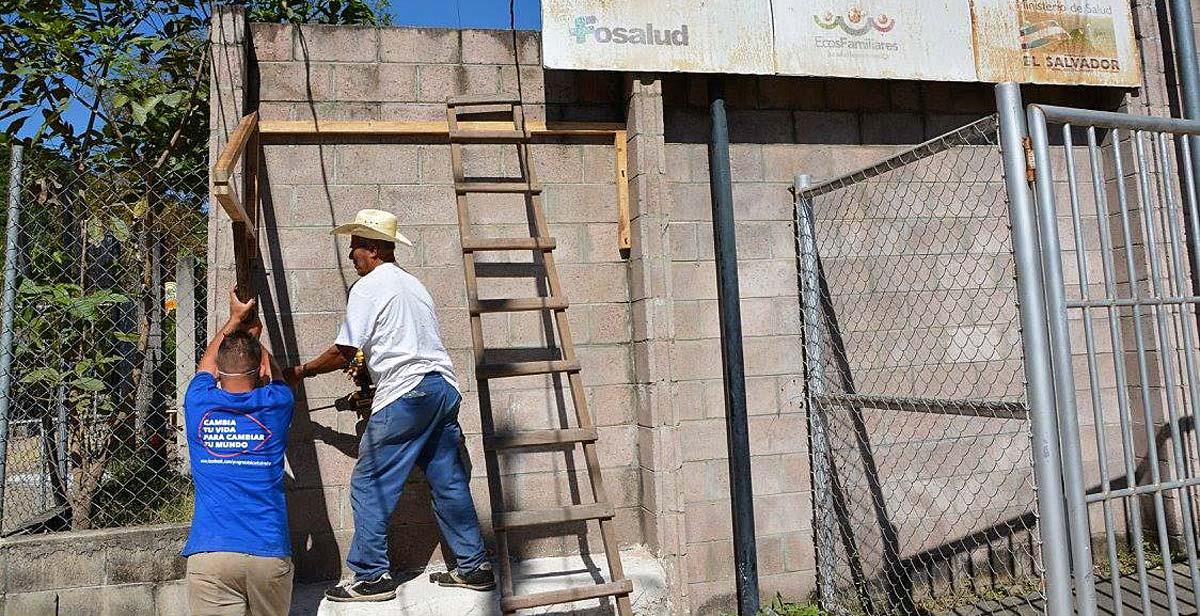 Uno de nuestros voluntarios trabajando con el carpintero para hacer los techos de los bancos 