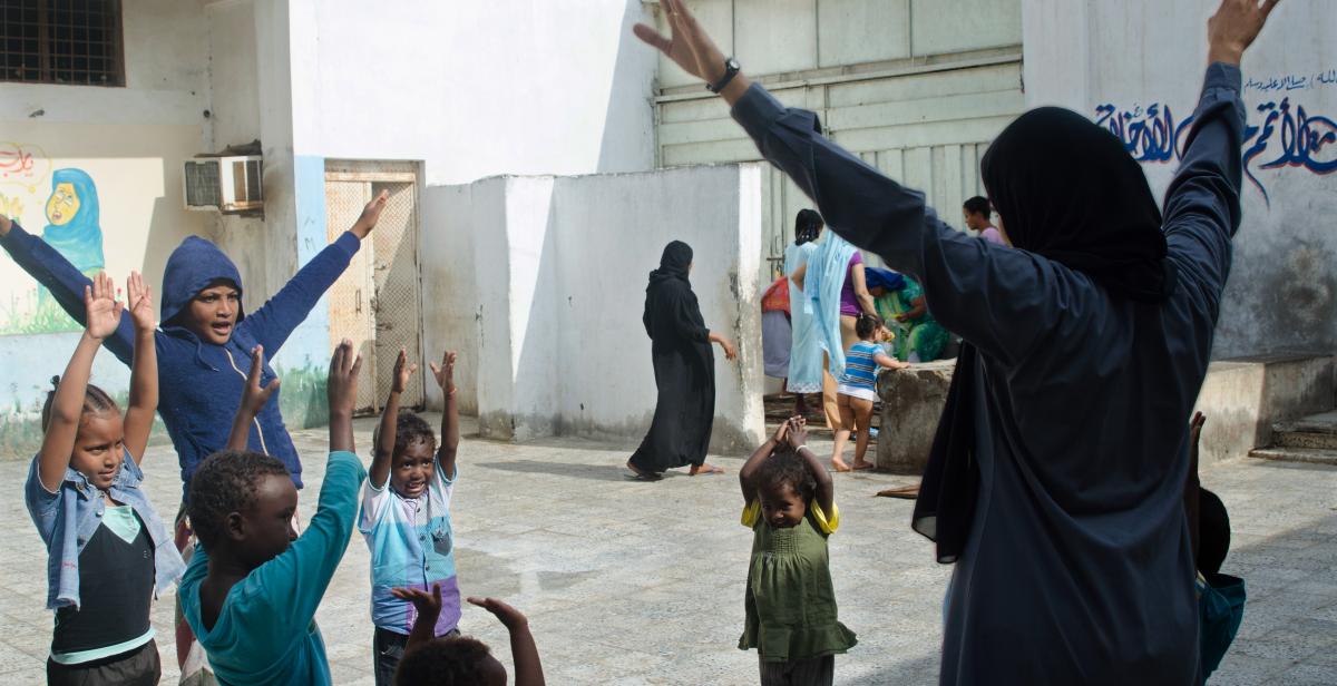 Women in Hodeidah prison playing with children from Ethiopia and Eritrea in the yard of the central prison. Photo credit: © Amira Al-Sharif/Progressio