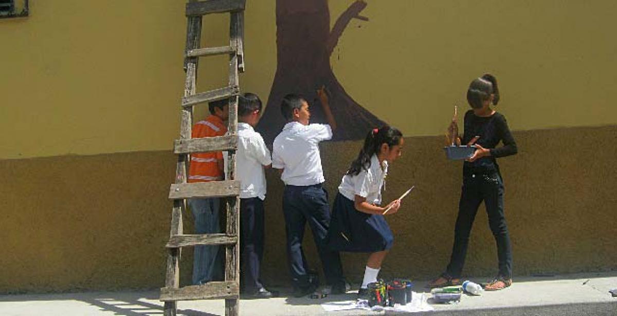  The students at the school in El Tablón helping with the mural