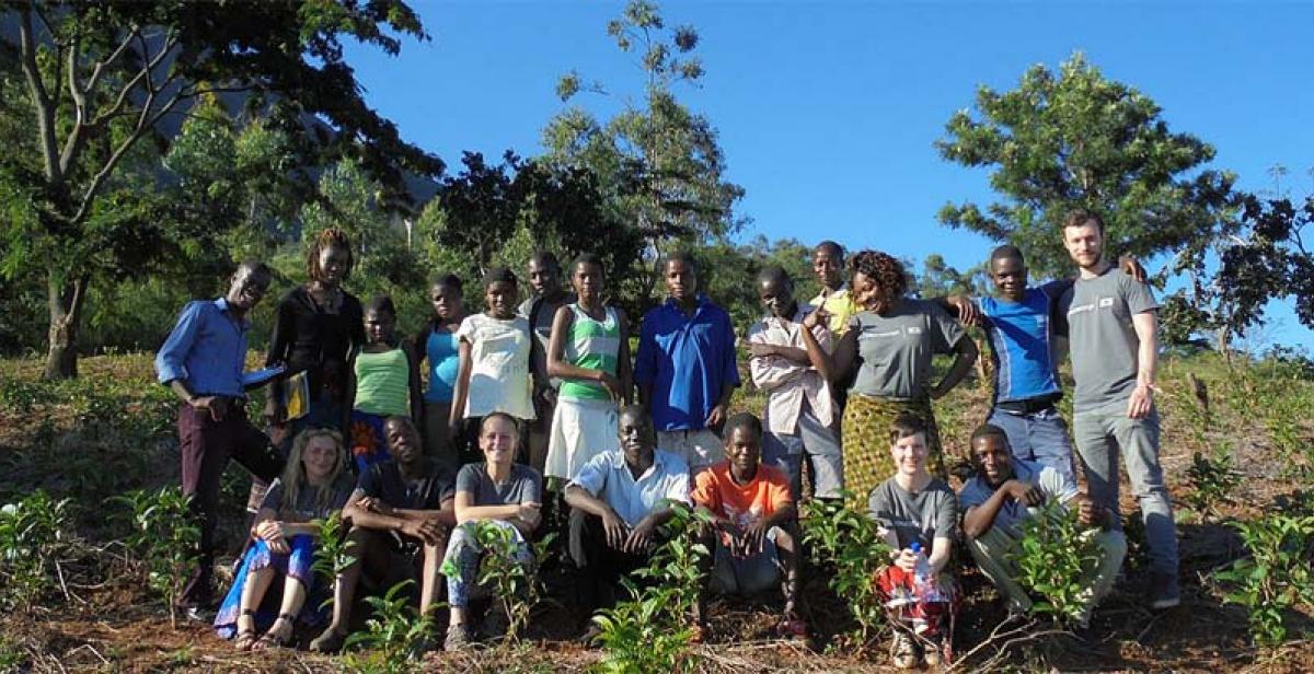 Mulanje Cedars ICS volunteers with the youth members in the field