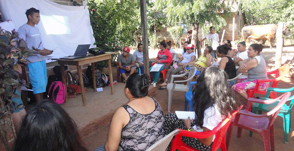 Uno de los voluntarios brindando la charla