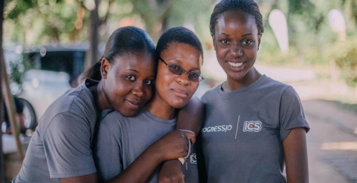 Maria (centre) during her ICS volunteer placement, Zimbabwe