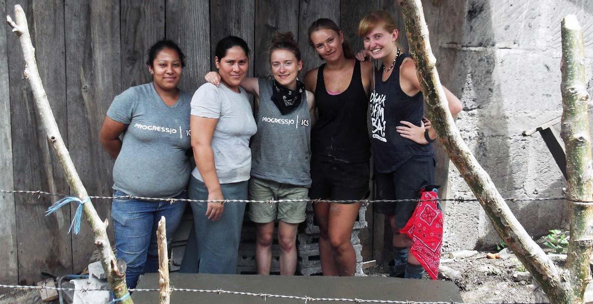 El poder de las chicas: the girls-only construction team acing an eco-stove! 