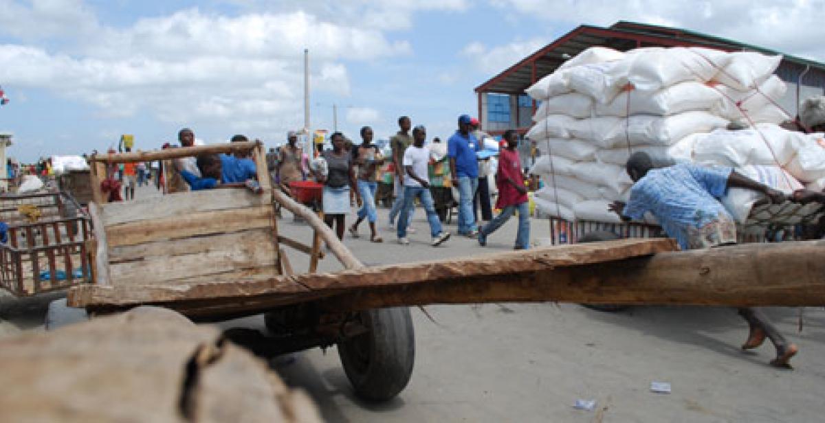 Man pushing barrow at Dajabón Market