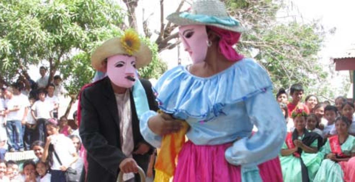 “El Viejo y la vieja” at the welcome ceremony at La Escuela Modelo Monimbo