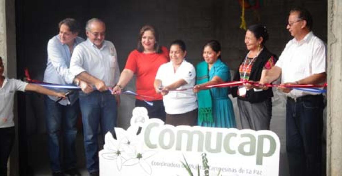 Cutting of the ribbon to open the new coffee factory.