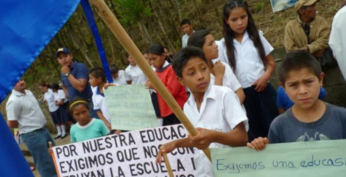 Children in Nahuaterique with placards calling for better education