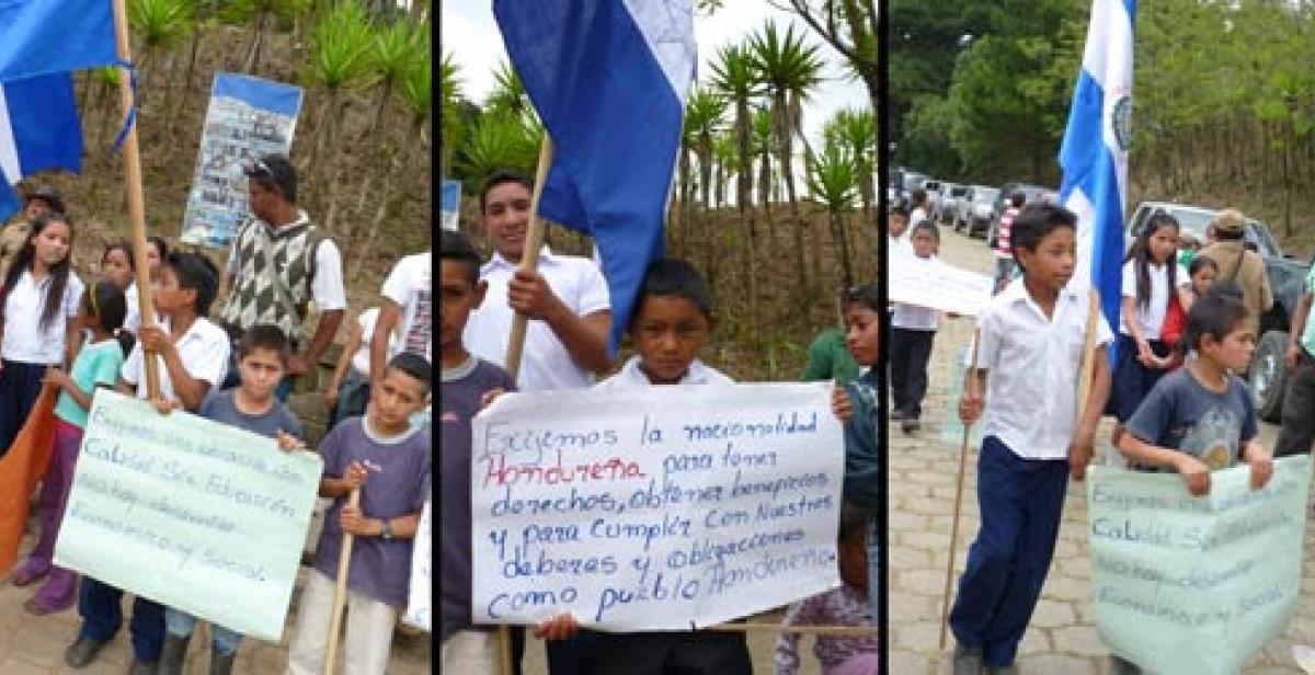 The Nahuaterique community demonstrating to government authorities