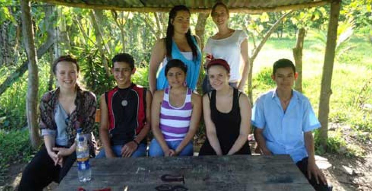 El Salvador young people with Empower Volunteers