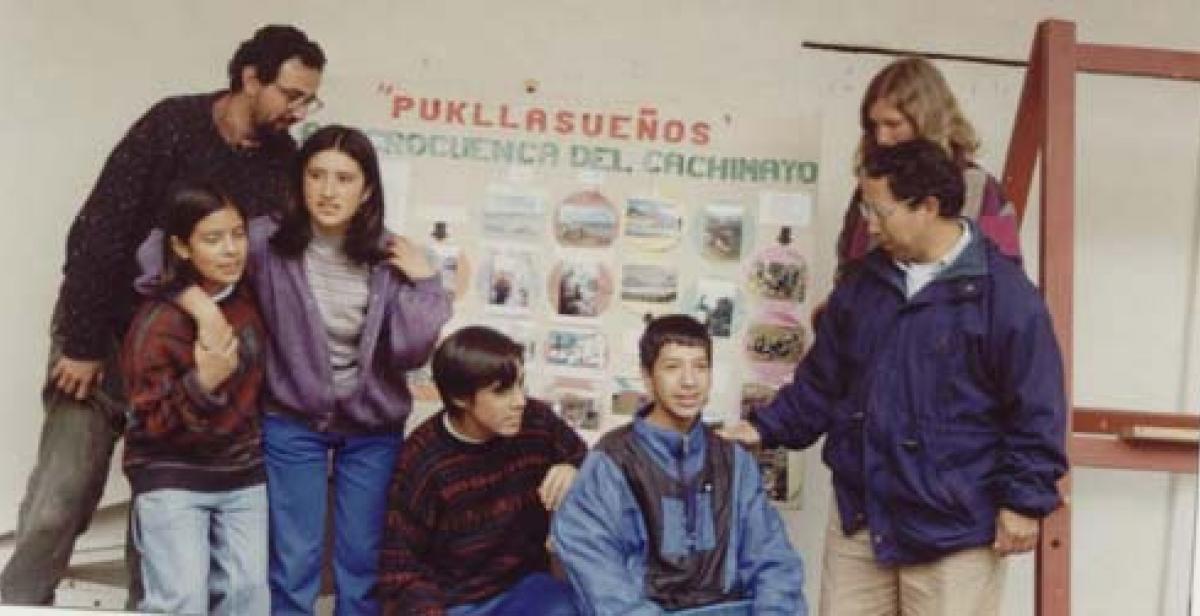 Juan Diego (a la izquierda de la foto) con colegas y alumnos.