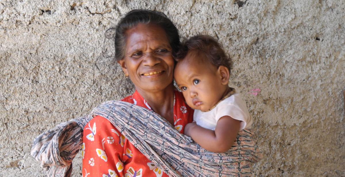 Rosa dos Santos and her granddaughter Fernando in Estada village