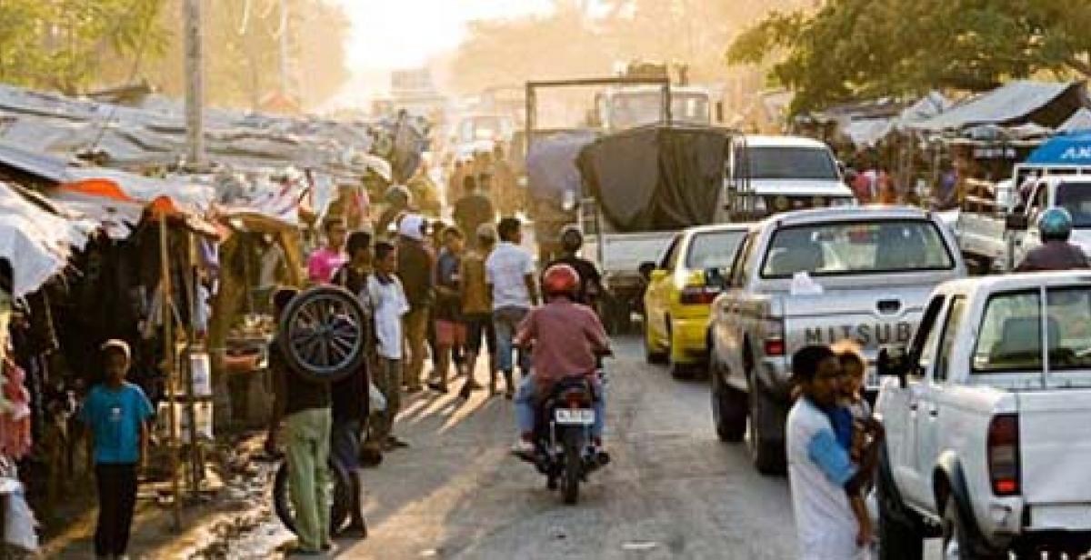 Timorese street full of traffic and people