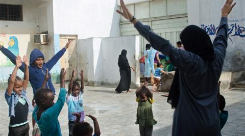 Women in Hodeidah prison playing with children from Ethiopia and Eritrea in the yard of the central prison. Photo credit: © Amira Al-Sharif/Progressio