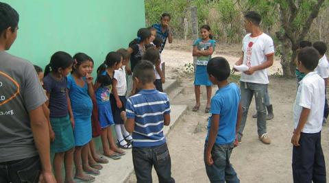 An English lesson supported by two national ICS volunteers