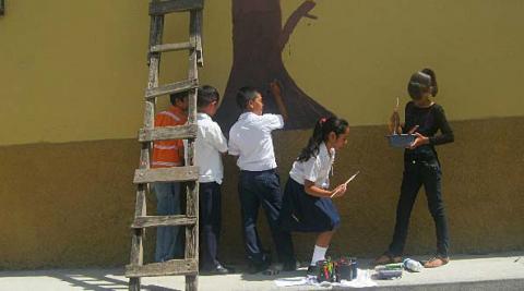  The students at the school in El Tablón helping with the mural