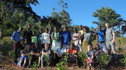 Mulanje Cedars ICS volunteers with the youth members in the field