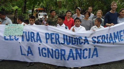 ICS volunteers and students marching in La Sabanita