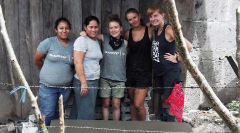 El poder de las chicas: the girls-only construction team acing an eco-stove! 