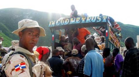 A mountain bus taking people to Malpaso market