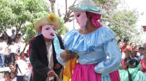 “El Viejo y la vieja” at the welcome ceremony at La Escuela Modelo Monimbo