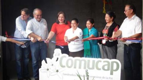 Cutting of the ribbon to open the new coffee factory.