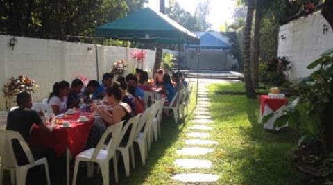 Volunteers having breakfast outside during orientation (©Progressio)