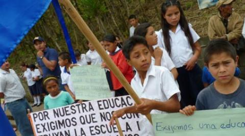 Children in Nahuaterique with placards calling for better education