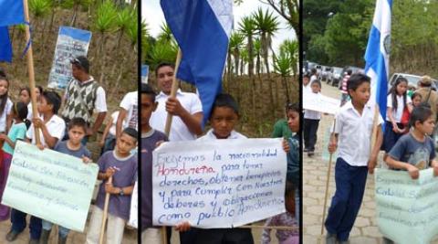 The Nahuaterique community demonstrating to government authorities