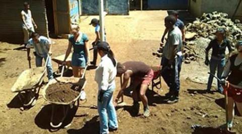 Volunteers working in El Salvador
