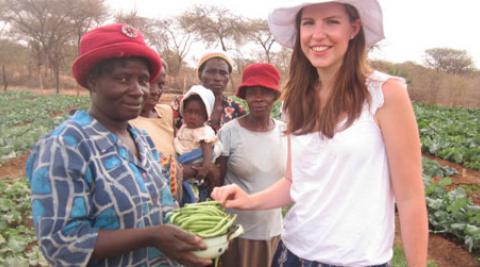 Women presenting vegetables to Lis in Zimbabwe